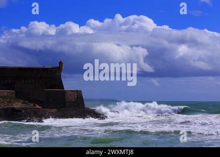 Portugal. Sunshine Coast Cascais de Lisbonne. Fort Saint Julian - forte Sao Juliao da Barra, vue de la plage de Carcavelos avec un océan Atlantique orageux. Banque D'Images