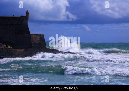 Portugal. Sunshine Coast Cascais de Lisbonne. Fort Saint Julian - forte Sao Juliao da Barra, vue de la plage de Carcavelos avec un océan Atlantique orageux. Banque D'Images