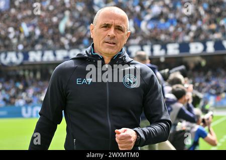 Francesco Calzona, entraîneur-chef de la SSC Napoli, regarde pendant le match de Serie A entre la SSC Napoli et Atalanta BC au Stadio Maradona le 30 mars 2024 à Naples, Italie . Banque D'Images