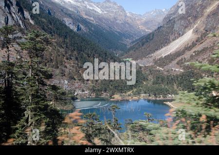 Le Sangestar Tso, anciennement appelé lac Shonga-tser et populairement connu sous le nom de lac Madhuri, est situé sur le chemin de Tawang à Bum la Pass à Tawan Banque D'Images