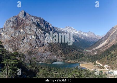 Le Sangestar Tso, anciennement appelé lac Shonga-tser et populairement connu sous le nom de lac Madhuri, est situé sur le chemin de Tawang à Bum la Pass à Tawan Banque D'Images