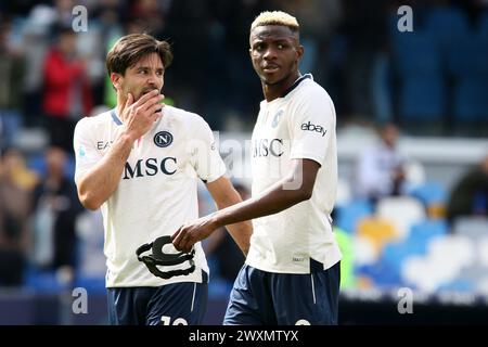 Victor Osimhen et Giovanni Simeone de la SSC Napoli semblent découragés à la fin du match de Serie A entre la SSC Napoli et Atalanta BC au Stadio Maradona le 30 mars 2024 à Naples, Italie . Banque D'Images