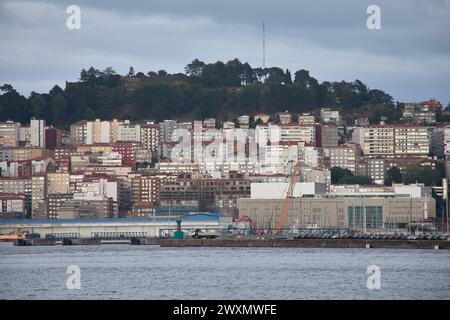 Vue depuis la Ria du port de Vigo avec les montagnes en arrière-plan, le Castro, dans la ville de Vigo, Galice, Espagne Banque D'Images