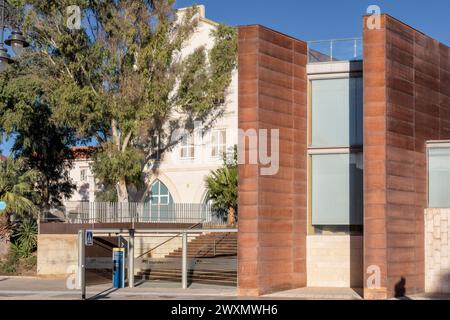 Extérieur du bâtiment avec le site archéologique du IIIe siècle av. J.-C. C, centre d'interprétation du mur punique dans la ville de Carthagène, Murcie. Banque D'Images