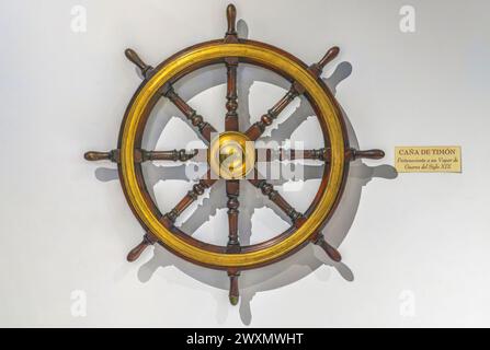 Roue de gouvernail de vieux navires dans l'exposition des instruments nautiques du musée naval dans la ville de Carthagène, région de Murcie, Espagne, Europe. Banque D'Images