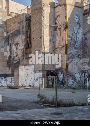 Peintures, dessins, illustrations, portraits, l'un d'eux de Picasso. Graffiti sur une ancienne façade d'un bâtiment dans la ville de Carthagène, Murcie, Espagne Banque D'Images