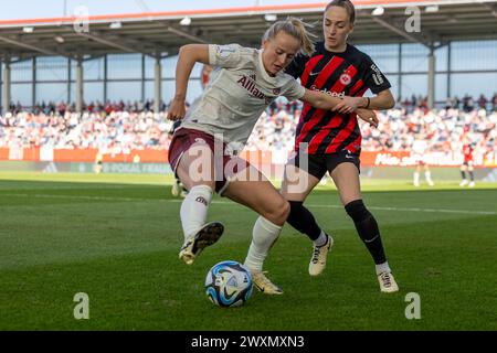 Munich, Allemagne. 31 mars 2024. Lea Schüller (FC Bayern München, 11), Sophia Kleherne (Eintracht Frankfurt, 4) ; DFB-Pokal Frauen - match FC Bayern München contre Eintracht Frankfurt am 31.03.24 à München (FC Bayern Campus, München, Allemagne) - LES RÈGLEMENTS DFB/DFL INTERDISENT TOUTE UTILISATION DE PHOTOGRAPHIES COMME SÉQUENCES D'IMAGES ET/OU QUASI-VIDÉO - crédit : Tim Bruenjes/Alamy Banque D'Images