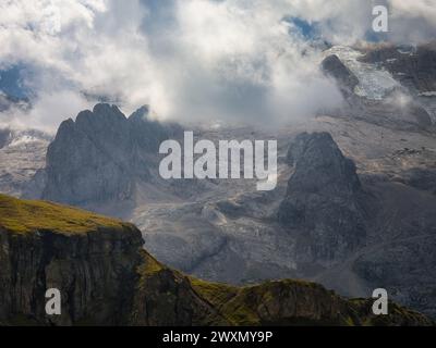 Vue panoramique du mont Marmolada et du glacier dans les Dolomites, en Italie, avec des sommets alpins enneigés et un paysage de haute altitude dramatique. Banque D'Images