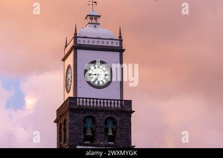 Horloge tour de l'église de Sao Sebastiao dans la ville de Ponta Delgada, île de Sao Miguel aux Açores Banque D'Images