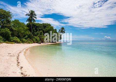 L'île de Koon dans les Maluku. Loin dans l'est de l'Indonésie il y a plusieurs belles îles au milieu de l'océan avec des plages de sable blanc. Banque D'Images