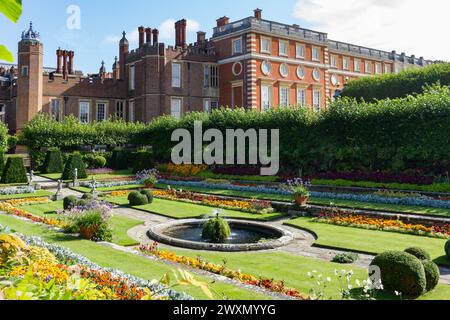 Façades géorgiennes et Tudor et jardins encastrés du palais de Hampton court dans le sud-ouest de Londres Banque D'Images