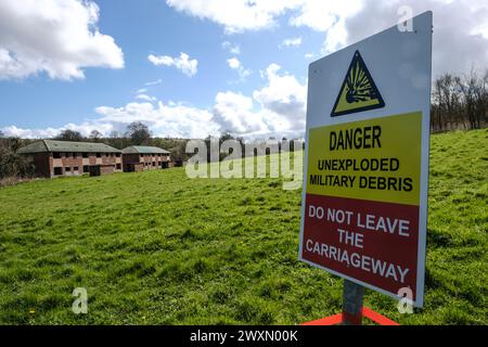 Imber, Royaume-Uni. 1er avril 2024. Une journée bien remplie à Imber sur la plaine de Salisbury. Le village d'Imber est généralement interdit car il fait partie du terrain d'entraînement de l'armée sur la plaine de Salisbury. Ouvert aujourd'hui le lundi de Pâques ce petit village déserté et triste en ruine attire la foule. Le village a été repris pour l'entraînement de l'armée pendant la seconde Guerre mondiale avec la promesse qu'il serait rendu aux vilains, mais la promesse n'a jamais été tenue. Crédit : JMF News/Alamy Live News Banque D'Images