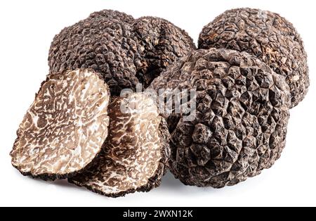 Truffes d'été et tranches de truffes isolées sur fond blanc. Gros plan. Banque D'Images