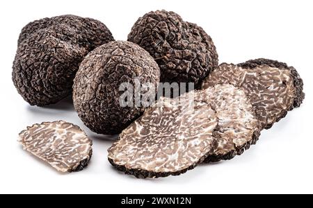 Truffes d'été et tranches de truffes isolées sur fond blanc. Gros plan. Banque D'Images