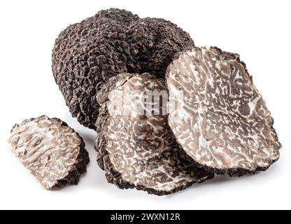 Truffes d'été et tranches de truffes isolées sur fond blanc. Gros plan. Banque D'Images