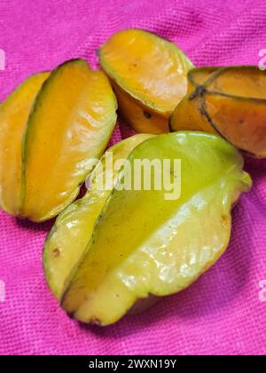 La carambola (Averrhoa carambola) de la forêt tropicale péruvienne est également connue sous le nom de fruit étoilé Banque D'Images