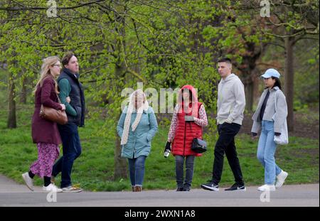 Les gens qui marchent dans Greenwich Park, à Londres, dans certaines parties du Royaume-Uni, sont sur le point d'être battus par les pluies lorsque les voyageurs rentrent chez eux à la fin du week-end de Pâques. Date de la photo : lundi 1er avril 2024. Banque D'Images