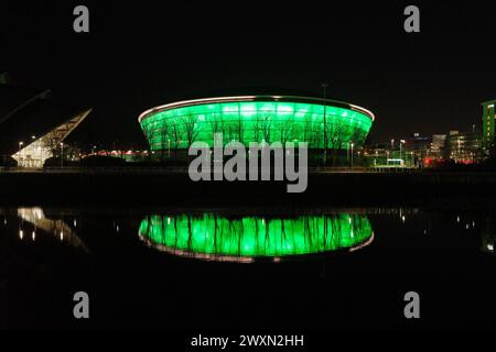 Glasgow Écosse : 11 février 2024 : extérieur de l'Hydro Arena Glasgow illuminé la nuit OVO vert Banque D'Images