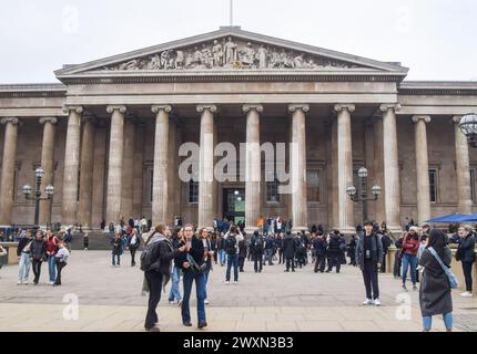 Londres, Royaume-Uni. 31 mars 2024. Visiteurs devant le British Museum par une journée bien remplie. Crédit : Vuk Valcic / Alamy Banque D'Images