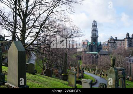 Glasgow Écosse : 12 février 2024 : Glasgow ville avec vue sur la cathédrale depuis la nécropole. Cathédrale de Glasgow en cours de restauration Banque D'Images