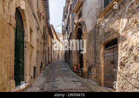 Vue panoramique à Civitella del Tronto, beau village dans la province de Teramo, Abruzzes, Italie. Banque D'Images