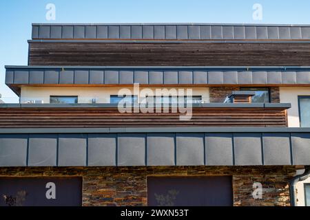 Toits plats sur une maison contemporaine construite sur mesure abstraite. Graven Hill, Bicester, Oxfordshire, Angleterre Banque D'Images