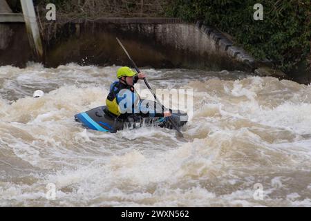 Maidenhead, Berkshire, Royaume-Uni. 1er avril 2024. Les accros à l'adrénaline étaient sortis en kayak sur la Tamise aujourd'hui à Boulter's Weir à Maidenhead, Berkshire. Thames Water a rejeté des eaux usées le long de nombreuses parties de la Tamise au cours des derniers jours, ce qui signifie que ceux qui utilisent la Tamise à des fins de loisirs pourraient mettre leur santé en danger. Le kayak est maintenant une catégorie sportive olympique. Crédit : Maureen McLean/Alamy Live News Banque D'Images