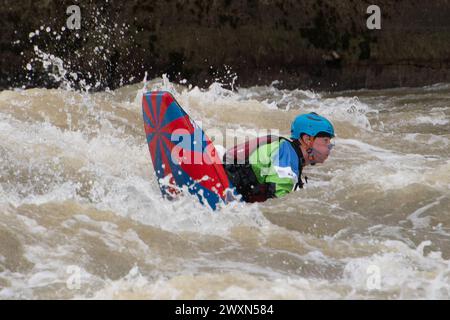 Maidenhead, Berkshire, Royaume-Uni. 1er avril 2024. Les accros à l'adrénaline étaient sortis en kayak sur la Tamise aujourd'hui à Boulter's Weir à Maidenhead, Berkshire. Thames Water a rejeté des eaux usées le long de nombreuses parties de la Tamise au cours des derniers jours, ce qui signifie que ceux qui utilisent la Tamise à des fins de loisirs pourraient mettre leur santé en danger. Le kayak est maintenant une catégorie sportive olympique. Crédit : Maureen McLean/Alamy Live News Banque D'Images