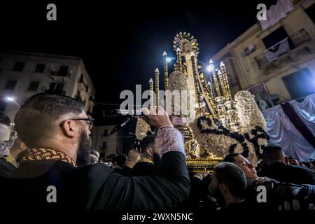 Palerme, Italie. 30 mars 2024. (3/30/2024) les confrères de l'Anime Sante de Piazza Ingastone vus pendant la procession. (Photo par Antonio Melita/Pacific Press/SIPA USA) crédit : SIPA USA/Alamy Live News Banque D'Images