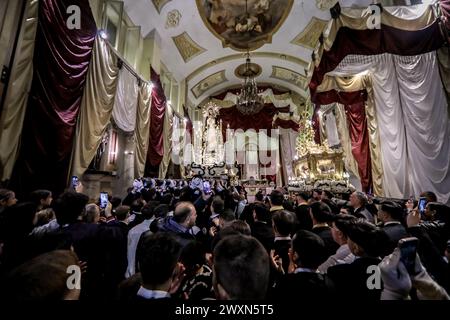 Palerme, Italie. 30 mars 2024. (3/30/2024) les confrères de l'Anime Sante de Piazza Ingastone vus pendant la procession. (Photo par Antonio Melita/Pacific Press/SIPA USA) crédit : SIPA USA/Alamy Live News Banque D'Images