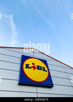 Kiel, Allemagne - 01. Avril 2024 : le logo de la chaîne de rabais Lidl sur un magasin Banque D'Images