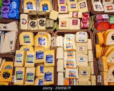 Kiel, Allemagne - 01. Avril 2024 : nombreux fromages de marque Milram différents dans des paniers à vendre Banque D'Images