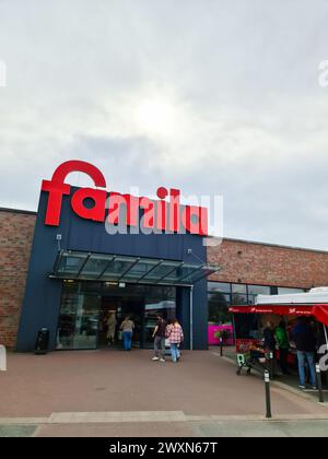 Kiel, Allemagne - 01. Avril 2024 : zone d'entrée d'un supermarché Famila avec grand logo au-dessus de la porte Banque D'Images