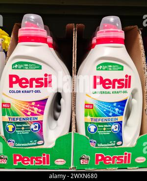 Kiel, Allemagne - 01. Avril 2024 : bouteilles de détergent de marque persil sur une étagère de supermarché Banque D'Images