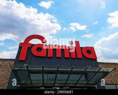 Kiel, Allemagne - 01. Avril 2024 : zone d'entrée d'un supermarché Famila avec grand logo au-dessus de la porte Banque D'Images