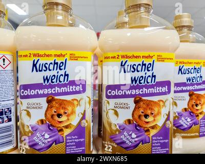 Kiel, Allemagne - 01. Avril 2024 : bouteilles de détergent de la marque Kuschelweich sur une étagère de supermarché Banque D'Images