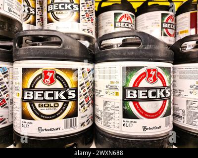 Kiel, Allemagne - 01. Avril 2024 : fûts de bière de marque Becks à vendre sur un marché de boissons Banque D'Images