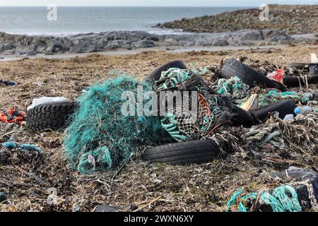 Des plastiques, des filets de pêche et d'autres déchets se sont échoués sur la côte près de Fraserburgh, Aberdeenshire, Écosse, Royaume-Uni. Une grande partie de ces déchets est produite par le fi Banque D'Images