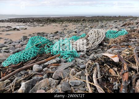 Des filets de pêche en plastique et d'autres déchets se sont échoués sur la côte près de Fraserburgh, Aberdeenshire, Écosse, Royaume-Uni. Une grande partie de ces déchets est produite par le poisson Banque D'Images