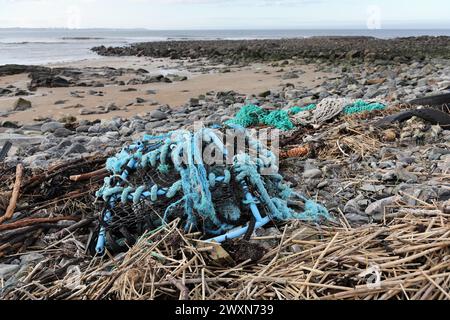 Des plastiques, des filets de pêche et d'autres déchets se sont échoués sur la côte près de Fraserburgh, Aberdeenshire, Écosse, Royaume-Uni. Une grande partie de ces déchets est produite par le fi Banque D'Images