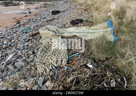 Des filets de pêche en plastique et d'autres déchets se sont échoués sur la côte près de Fraserburgh, Aberdeenshire, Écosse, Royaume-Uni. Une grande partie de ces déchets est produite par le poisson Banque D'Images