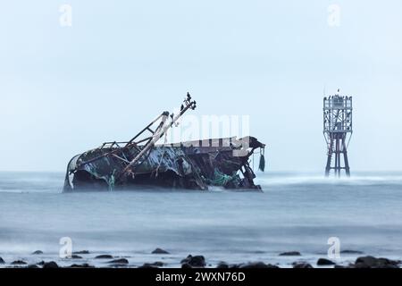 L'épave du Sovereign (BF380) entourée de brouillard marin. Le Sovereign était un bateau de pêche enregistré par Banff qui s'est échoué sur les rochers de Cairnbulg Banque D'Images