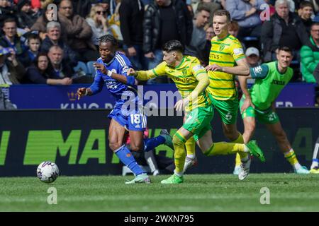 Leicester le lundi 1er avril 2024. Abdul Fatawu de Leicester City est défié par Borja Sainz de Norwich City lors de la deuxième moitié du Sky Bet Championship match entre Leicester City et Norwich City au King Power Stadium, Leicester, lundi 1er avril 2024. (Photo : John Cripps | mi News) crédit : MI News & Sport /Alamy Live News Banque D'Images