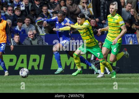 Leicester le lundi 1er avril 2024. Abdul Fatawu de Leicester City est défié par Borja Sainz de Norwich City lors de la deuxième moitié du Sky Bet Championship match entre Leicester City et Norwich City au King Power Stadium, Leicester, lundi 1er avril 2024. (Photo : John Cripps | mi News) crédit : MI News & Sport /Alamy Live News Banque D'Images