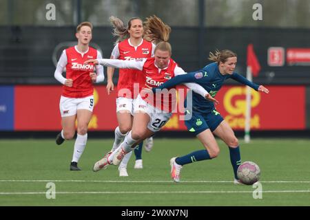 WIJDEWORMER, PAYS-BAS - MARS 31 : Laura Strik du PSV, Mirte van Bentum de l'AZ lors du match Eredivisie féminin des pays-Bas Azerion entre l'AZ Alkmaar A. Banque D'Images