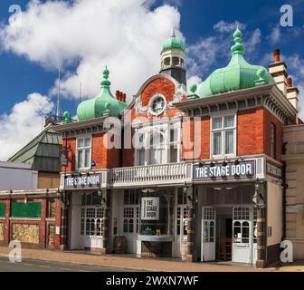 The Stage Door public House avec dômes en cuivre, Eastbourne. Banque D'Images