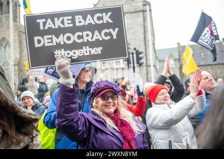 Les militants se rassemblent devant le Parlement écossais à Holyrood à Édimbourg, pour marquer l'introduction de la loi sur les crimes de haine et l'ordre public (Écosse). La loi consolide la législation existante sur les crimes haineux et crée une nouvelle infraction d'incitation à la haine contre des caractéristiques protégées. Date de la photo : lundi 1er avril 2024. Banque D'Images