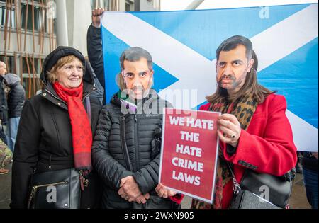 Les militants se rassemblent devant le Parlement écossais à Holyrood à Édimbourg, pour marquer l'introduction de la loi sur les crimes de haine et l'ordre public (Écosse). La loi consolide la législation existante sur les crimes haineux et crée une nouvelle infraction d'incitation à la haine contre des caractéristiques protégées. Date de la photo : lundi 1er avril 2024. Banque D'Images