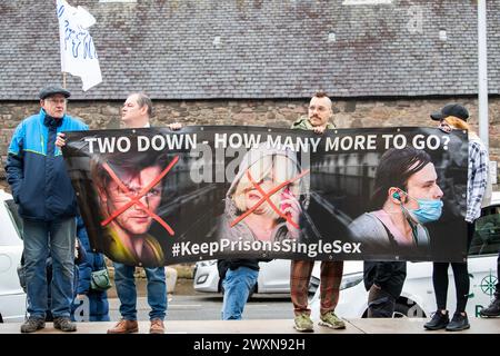 Les militants se rassemblent devant le Parlement écossais à Holyrood à Édimbourg, pour marquer l'introduction de la loi sur les crimes de haine et l'ordre public (Écosse). La loi consolide la législation existante sur les crimes haineux et crée une nouvelle infraction d'incitation à la haine contre des caractéristiques protégées. Date de la photo : lundi 1er avril 2024. Banque D'Images