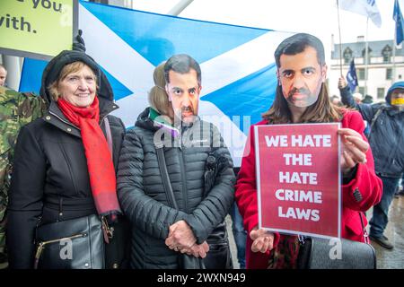 Les militants se rassemblent devant le Parlement écossais à Holyrood à Édimbourg, pour marquer l'introduction de la loi sur les crimes de haine et l'ordre public (Écosse). La loi consolide la législation existante sur les crimes haineux et crée une nouvelle infraction d'incitation à la haine contre des caractéristiques protégées. Date de la photo : lundi 1er avril 2024. Banque D'Images